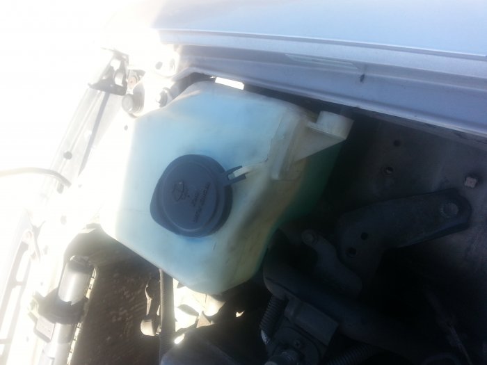 2015-10-30b Freemin windshield wiper fluid reservoir.jpg